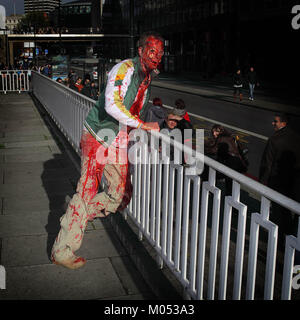 Homme vêtu comme un zombie lors de la London Zombie Walk en Angleterre, Grande-Bretagne Banque D'Images