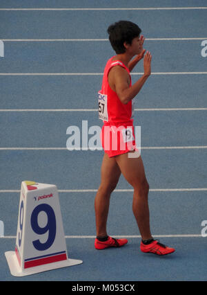 Un instant de la finale masculine du 400 m haies des Championnats du monde U20 2016 de l'IAAF à Bydgoszcz, en Pologne, saisissant l'intensité de la course. Banque D'Images