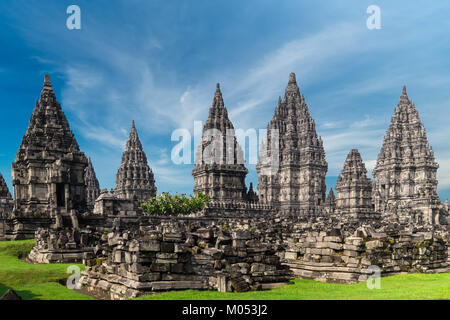 Amazing Candi Prambanan ou Rara Jonggrang, site plus grand temple hindou d'Indonésie. Yogyakarta, Java. Édifice religieux de haut et a fait ... Banque D'Images