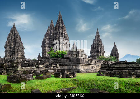 Amazing Candi Prambanan ou Rara Jonggrang, site plus grand temple hindou d'Indonésie. Yogyakarta, Java. Édifice religieux de haut et a fait ... Banque D'Images