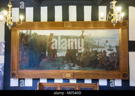 Bramall Hall, un manoir historique en Angleterre, est connu pour son architecture de style Tudor. Cette photographie prise en 2016 met en valeur les caractéristiques architecturales distinctes du hallâ€™, y compris sa charpente en bois, ses toits abrupts et ses vastes terrains. Bramall Hall est un site historique et culturel important, attirant les visiteurs pour sa beauté et son importance historique. Banque D'Images