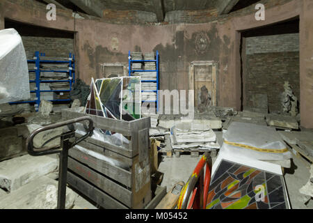 Photographie d'un vitrail dans le Lapidarium de l'Alte Zionskirche à Dresde, Allemagne. L'image met en évidence le design complexe de la fenêtre et son importance historique. Banque D'Images