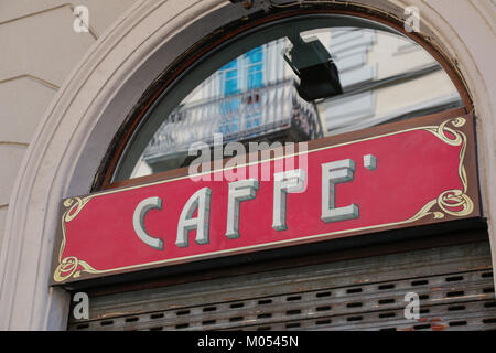 Turin, Italie : caffè Bodoni et palais historique dans le centre-ville, intérieurs et extérieurs, en vue d'une journée ensoleillée Banque D'Images