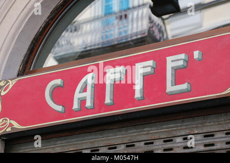 Turin, Italie : caffè Bodoni et palais historique dans le centre-ville, intérieurs et extérieurs, en vue d'une journée ensoleillée Banque D'Images