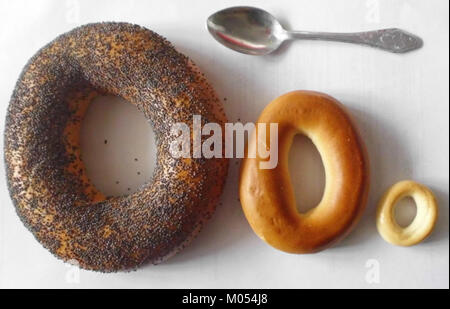Bublik, Baranka et sushka sont des produits de boulangerie traditionnels russes. Chacun est une collation ou un produit de pain populaire, généralement apprécié avec du thé ou dans le cadre de la cuisine russe. Banque D'Images