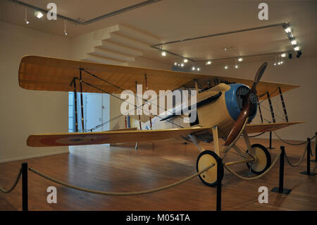 Cette image montre un SPAD VII, un avion de chasse français de la première Guerre mondiale, faisant partie de la célèbre série SPAD. L'avion a joué un rôle clé dans les combats aériens pendant la guerre. Banque D'Images