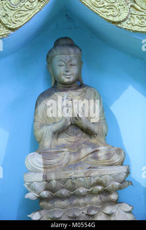 Photographie de la statue de Bouddha couchée au Temple de Bouddha Chaukhtatgyi à Yangon, Myanmar, montrant les détails complexes et la signification culturelle de la sculpture. Banque D'Images