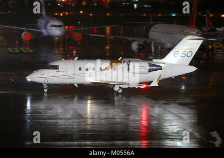 C-GZKL est le numéro d'immatriculation d'un avion Bombardier Dash 8 Q400 exploité par WestJet encore, une compagnie aérienne régionale au Canada. L'avion, propulsé par deux turbopropulseurs, est couramment utilisé pour les vols court-courriers, offrant des places assises pour environ 78 passagers. Banque D'Images