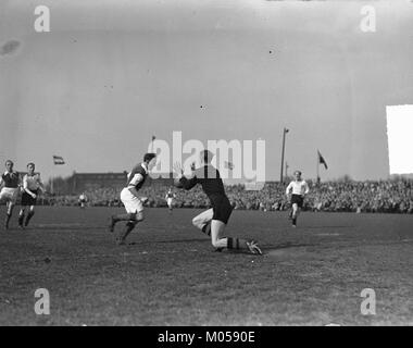 BVV-SVV 2-2 est une référence à un article ou document spécifique au sein d'une collection, identifié par le code 'Bestanddeelnr 903-3066'. Cet article fait probablement partie d'une archive ou d'une collection historique, éventuellement liée à l'histoire néerlandaise ou européenne. Banque D'Images