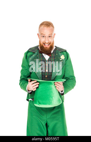 Bel homme en costume lutin holding green hat, isolated on white Banque D'Images