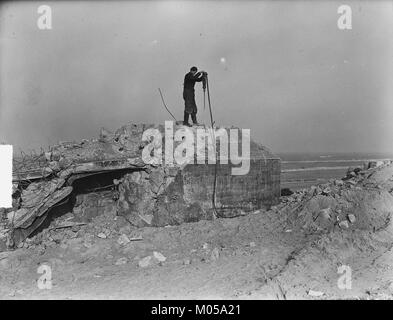 Cette photographie montre les ruines de bunkers, peut-être de la première Guerre mondiale L'image représente des restes de structures de guerre, illustrant l'impact des fortifications militaires sur le paysage. Banque D'Images