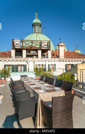 Les dômes de l'église de l'église de San Simeone Piccolo et tables sur le toit à l'Hôtel Carlton le long du Grand Canal en Vénétie, Venise, Italie, Europe. Banque D'Images