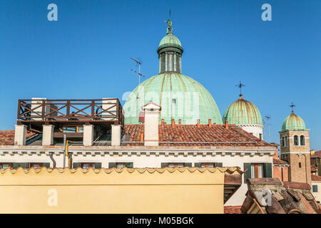 Les dômes de l'église de l'église de San Simeone Piccolo le long du Grand Canal en Vénétie, Venise, Italie, Europe. Banque D'Images