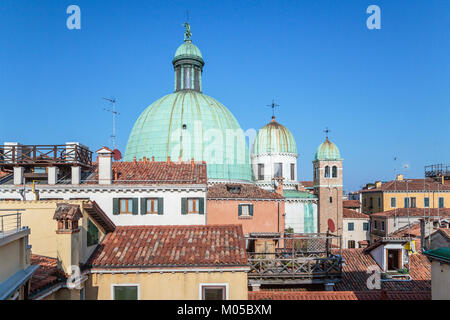 Les dômes de l'église de l'église de San Simeone Piccolo le long du Grand Canal en Vénétie, Venise, Italie, Europe. Banque D'Images