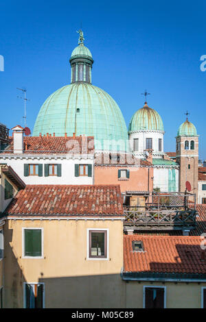 Les dômes de l'église de l'église de San Simeone Piccolo le long du Grand Canal en Vénétie, Venise, Italie, Europe. Banque D'Images