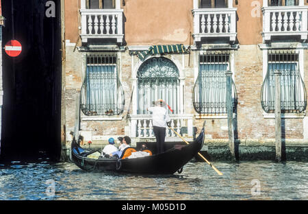 Gondolier transporte les passagers sur Gondila ride le long des canaux de Venise.. Banque D'Images