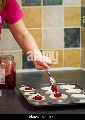 Faire des tartelettes à la confiture Banque D'Images