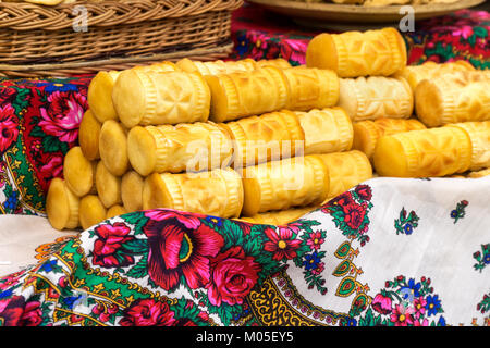 Foulards sur Oscypek traditionnel avec des modèles de highlander dans la région de Pologne dans les Tatras. Banque D'Images