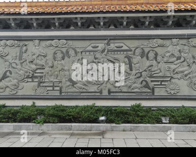 Le mur en relief de Bouddha au temple Miyin est un exemple significatif de l'art bouddhiste, présentant des sculptures complexes de Bouddha et d'autres figures religieuses. Le temple est un site vénéré dans la région, connu pour son importance spirituelle et culturelle dans les traditions bouddhistes. Banque D'Images
