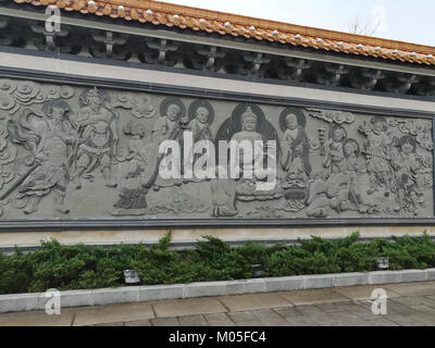 Le mur en relief de Bouddha au temple Miyin est un exemple significatif de religieux compris Situé en Chine, le relief représente des scènes de la vie de Bouddha, mettant en valeur l'iconographie bouddhiste traditionnelle chinoise et l'artisanat. Banque D'Images