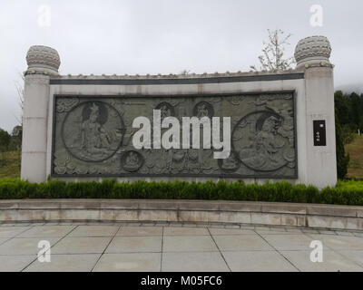 Le mur en relief de Bouddha du temple Miyin présente des sculptures complexes représentant des scènes d'enseignements et d'histoire bouddhistes. Situé dans un temple historique important, il met en évidence l'importance artistique et religieuse de la sculpture bouddhiste en Asie de l'est. Banque D'Images