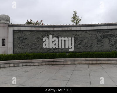 Le mur en relief de Bouddha au temple Miyin présente des sculptures complexes de divinités bouddhistes. Cette œuvre d'art historique reflète le riche patrimoine culturel et religieux de la région. Banque D'Images