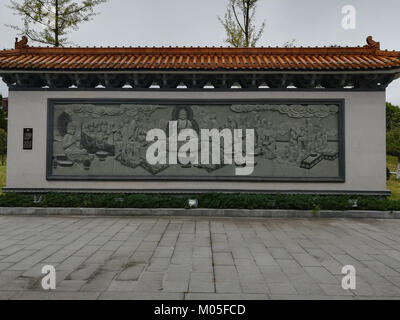 Une image détaillée d'un mur en relief de Bouddha au temple Miyin, mettant en évidence les sculptures complexes et le symbolisme religieux de ce temple bouddhiste historique, situé en Chine. Banque D'Images
