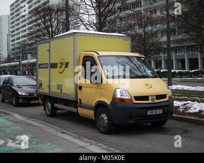 La Camionette la poste est un véhicule postal utilisé par la poste française pour transporter le courrier à travers le pays. Il est connu pour son efficacité et sa fiabilité dans les livraisons rurales et urbaines. Banque D'Images