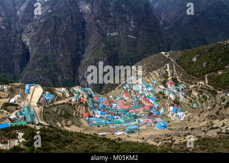 Une vue de Namche Bazar, sur le chemin de l'Everest au Népal. Banque D'Images