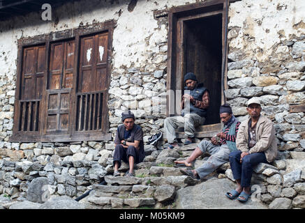 Porteurs/Sherpas se reposer après une journée de travail du transport de charges dans la région de l'Everest au Népal. Banque D'Images