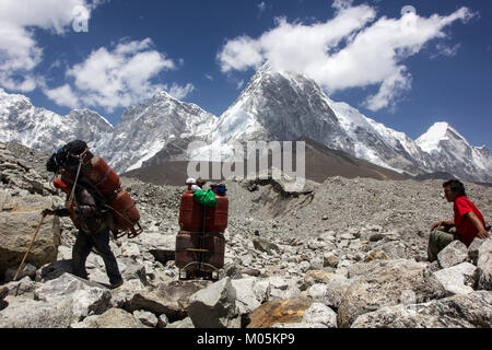 Les portiers faire tomber la bouteille de gaz à partir de la camp de base de l'Everest à Lukla. Banque D'Images