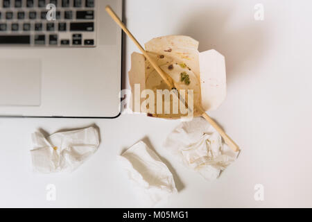 Boite à emporter vide et baguettes sur tableau blanc Vue de dessus. Banque D'Images