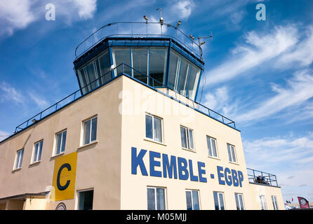 La tour de contrôle de la circulation aérienne à l'ancien aérodrome de la RAF Kemble désormais en tant que l'aéroport de Gloucestershire Cotswold England UK Banque D'Images