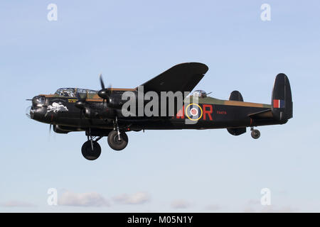 La RAF Battle of Britain Memorial Lancaster Vols B1 PA474 retourner à Coningsby après son apparition publique finale en 2011. Banque D'Images