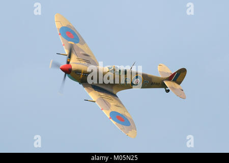 RAF Battle of Britain Memorial Flight's Supermarine Spitfire MkV peint dans les couleurs de l'Afrique du Nord, du GT Le Capf Ian Gleed effectuant à Rougham. Banque D'Images