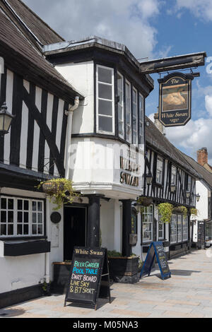 Le 16e siècle White Swan Pub, High Street, Hoddesdon, Hertfordshire, Angleterre, Royaume-Uni Banque D'Images