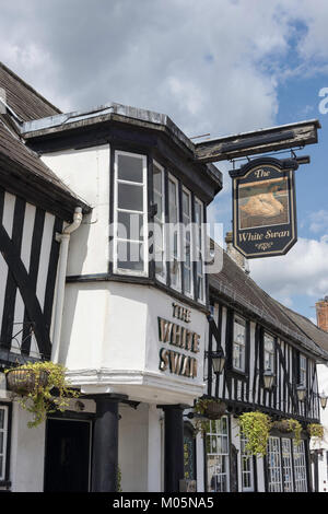 Le 16e siècle White Swan Pub, High Street, Hoddesdon, Hertfordshire, Angleterre, Royaume-Uni Banque D'Images