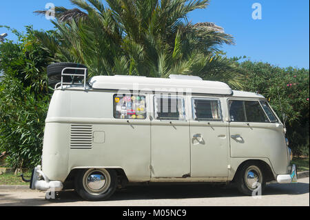 Vieux bus Volkswagen sur la route Banque D'Images