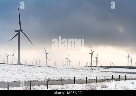 Voir des éoliennes à Whitelee Windfarm après chute de neige en hiver exploité par Scottish Power, Ecosse, Royaume-Uni Banque D'Images