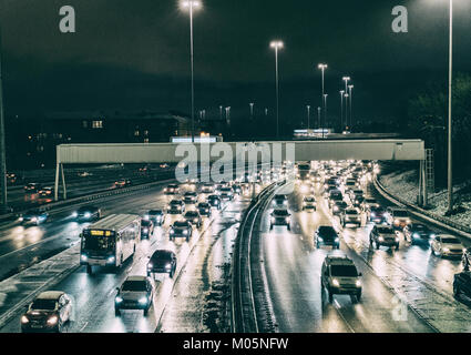 Vue nocturne de la circulation sur autoroute M8 en cas de mauvais temps dans le centre de Glasgow, Ecosse, Royaume-Uni. Banque D'Images