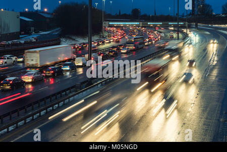 Vue nocturne de la circulation sur autoroute M8 en cas de mauvais temps dans le centre de Glasgow, Ecosse, Royaume-Uni. Banque D'Images