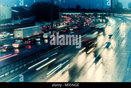 Vue nocturne de la circulation sur autoroute M8 en cas de mauvais temps dans le centre de Glasgow, Ecosse, Royaume-Uni. Banque D'Images