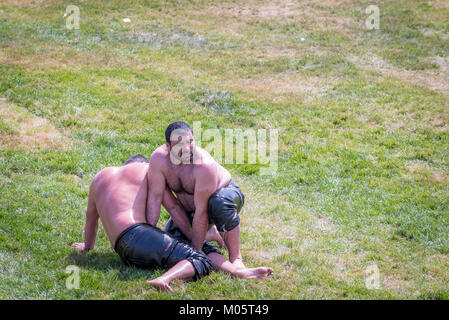 Peuple turc non identifiés d'huile huile.effectuer wrestling lutte ou de graisse (lutte Yagli Gures) est le sport national turc.Istanbul,Turquie,Mai 13 201 Banque D'Images