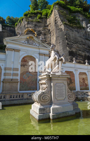 Salzbourg, Autriche - 13 septembre 2016 : l'étang de Herbert von Karajan Platz à Salzbourg le jour ensoleillé. Banque D'Images