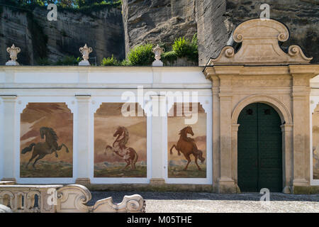 Salzbourg, Autriche - 13 septembre 2016 : l'étang de Herbert von Karajan Platz à Salzbourg le jour ensoleillé. Banque D'Images