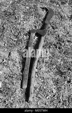 Outils à main agricoles, ax et serpe, monochrome. Banque D'Images