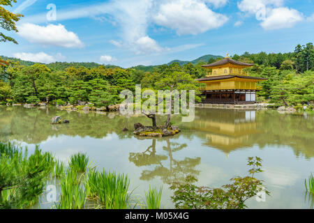 Le JAPON, KYOTO- 7 juin 2015 : Temple Kinkakuji (Pavillon d'or) derrière les arbres, la célèbre temple bouddhiste Zen à Kyoto, Japon Banque D'Images