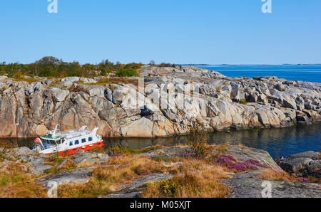 Bateau amarré dans le port sur l'île de Landsort (OJA), de la Suède, Scandinavie Oja est l'île la plus méridionale de l'archipel de Stockholm. Banque D'Images