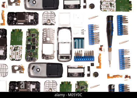 Démonté pièces de téléphonie mobile isolé sur un fond blanc. Banque D'Images