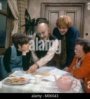 TILL DEATH US DO PART BBC séries télé 1965-1975. De gauche à droite : Una Stubbs, Warren Mitchell, Anthony Booth, Dandy Nicholls. Photo : Tony Gale Banque D'Images